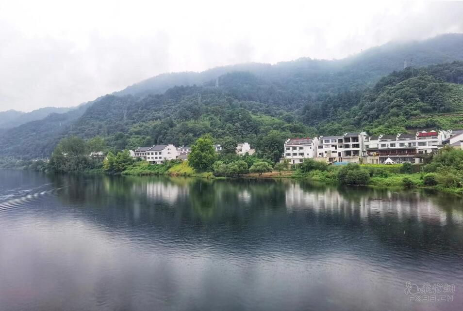 游客為視障旅伴描繪驚濤拍岸場(chǎng)景